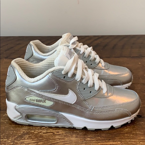 Nike Air Max 90 Premium Leather (GS) WhiteWhite Metallic Silver (724871 100) Nike Air Max 90 Premium Leather (GS) WhiteWhite Metallic Silver (724871 100)